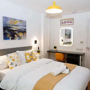 New Luxury In The Heart Of Next To Shops, Cafes, Bars & Metro With Shared Bathrooms Alloggio in famiglia Londra